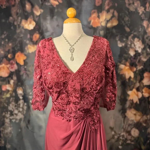 Elegant Wine Colored V-Neck Lace Evening Dress NWOT - Picture 4 of 6